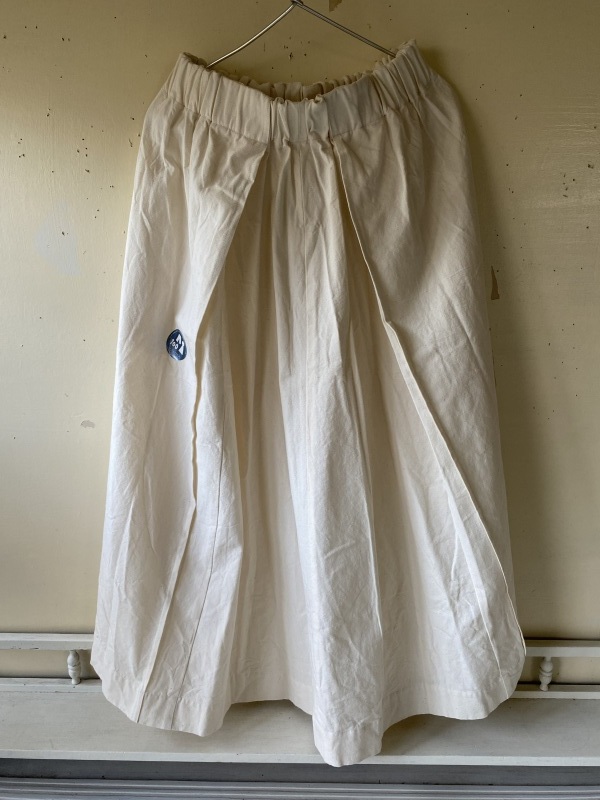 三角スカート白