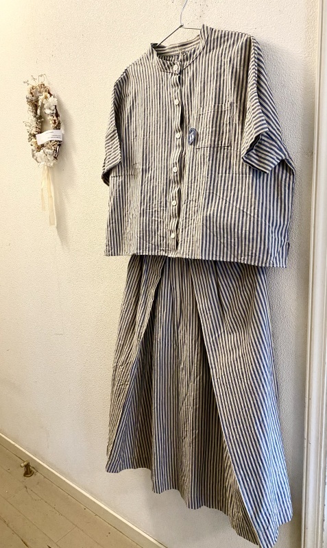 スタンドカラーシャツ三角スカート①