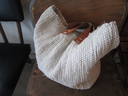 白の裂き織バック